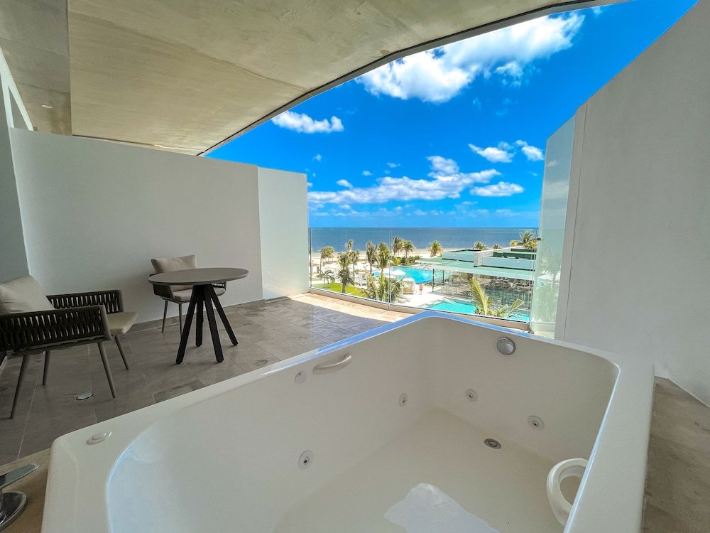 Serenity Club Suite Junior con cama King y vista al mar — 7