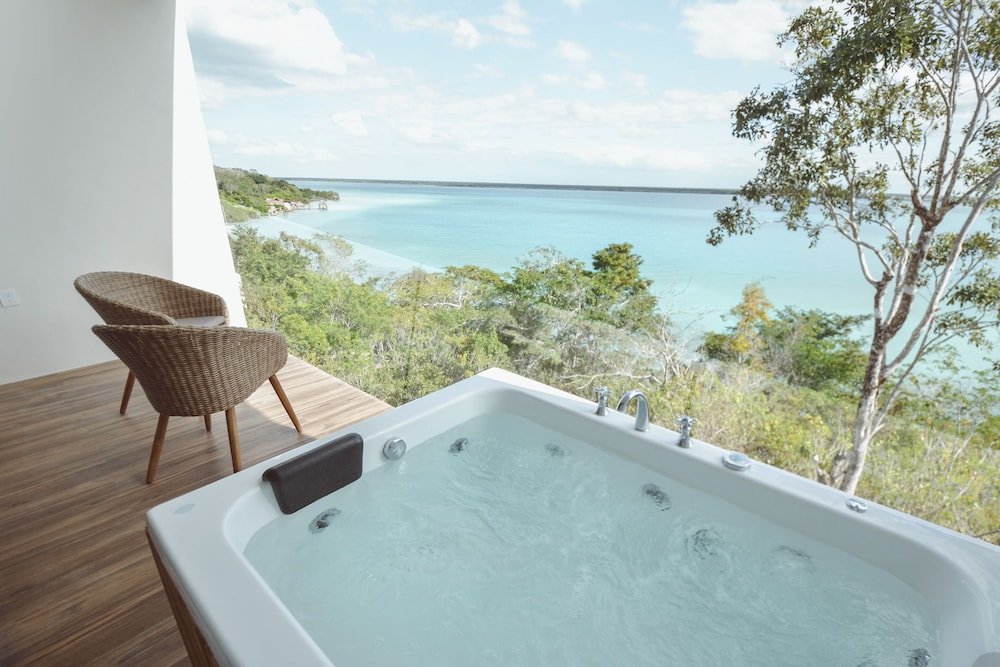 Deluxe Suite, Jetted Tub — 8