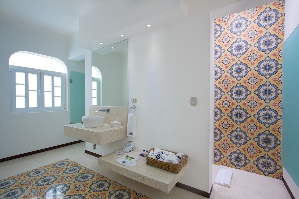 Suite Junior, 1 cama King, vista al jardín, torre — 2