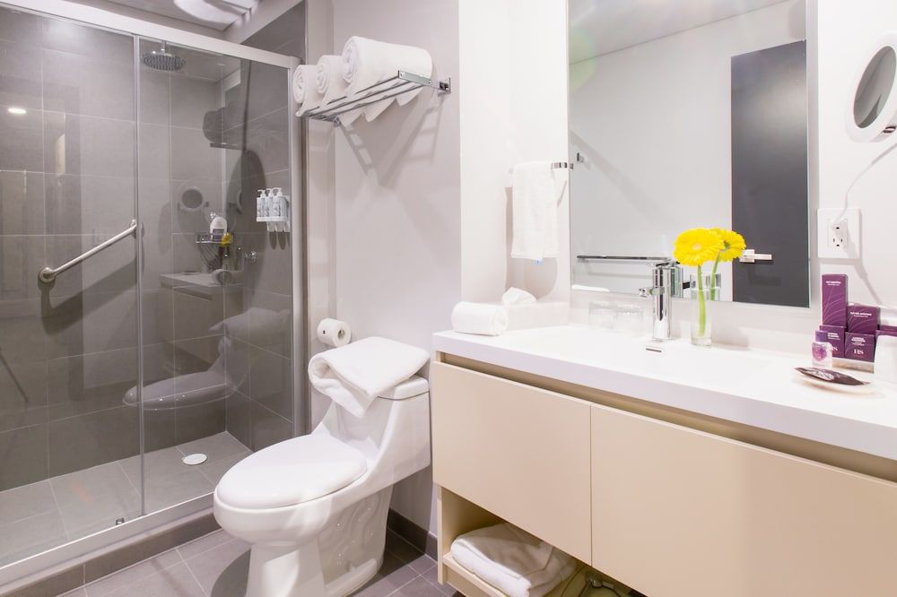 Junior Room, 1 cama King, Kitchenette, vista a la ciudad — 8