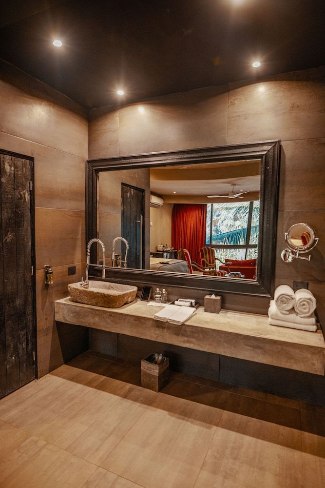 Suite, Beachfront (Master) — 3