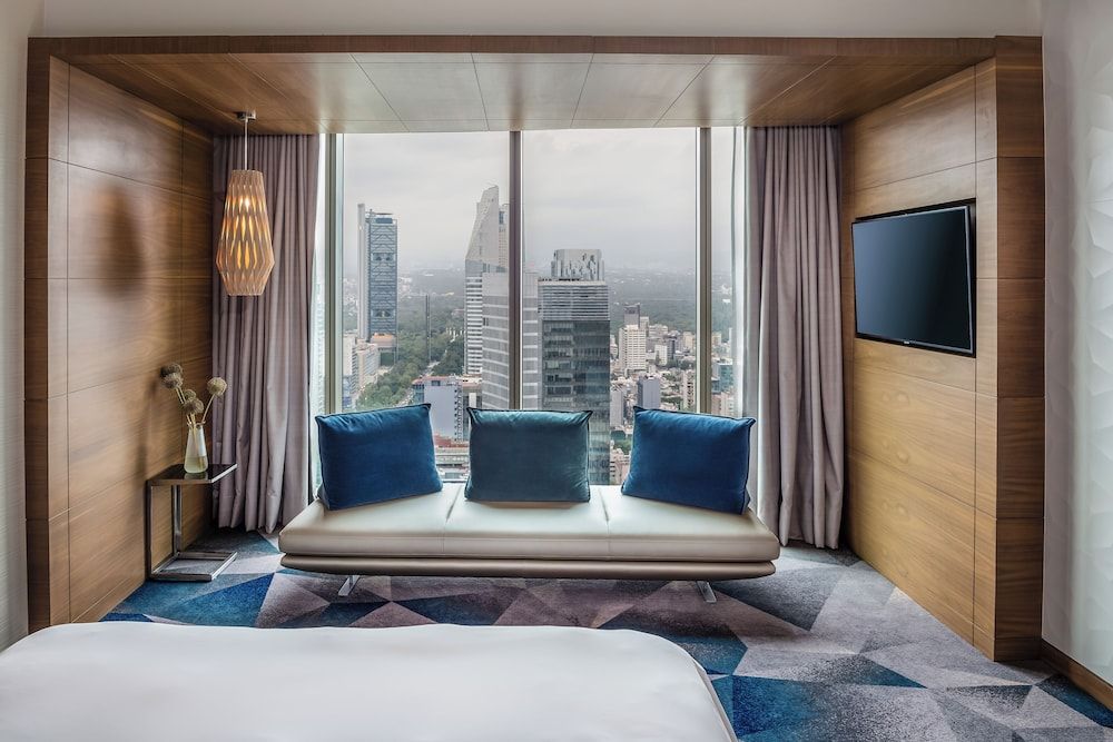 Suite, Club Lounge Access, Executive Level (Prestige. Angel of Independence view) — 4