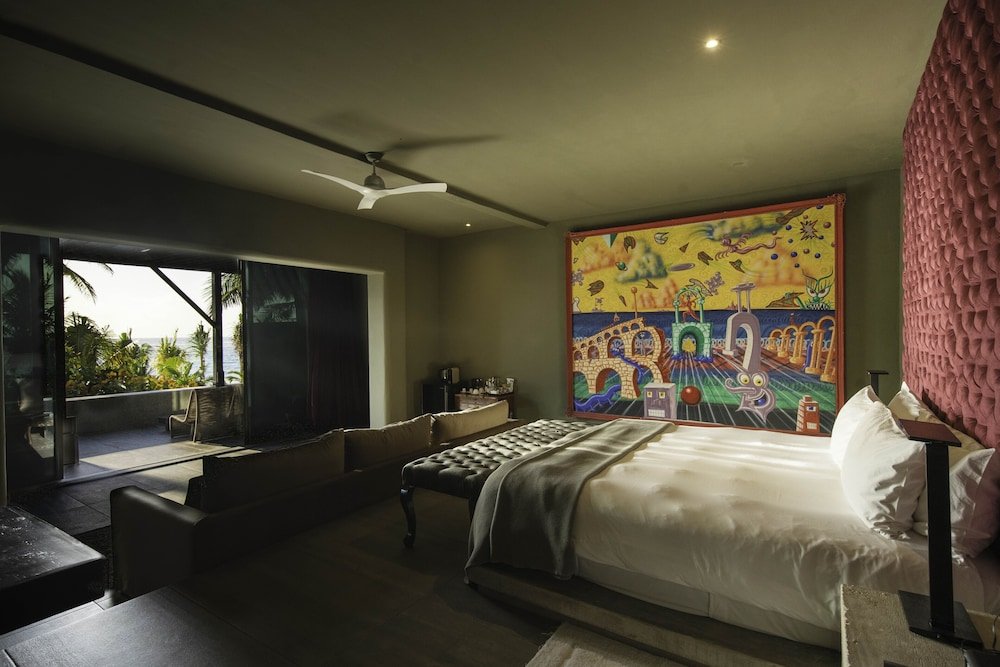 Suite, Beachfront (Master) — 6