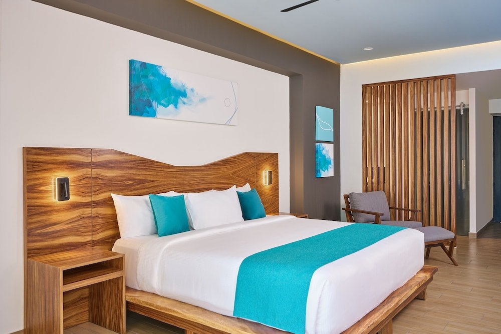 Deluxe King Size Front Lagoon View — 4