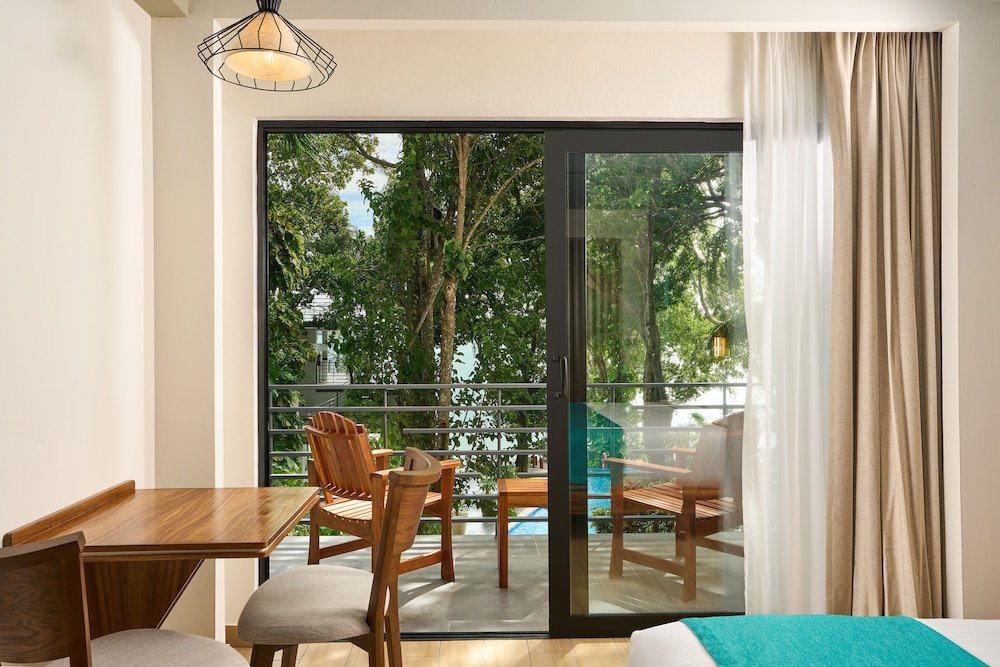 Deluxe King Size Partial Lagoon View — 4