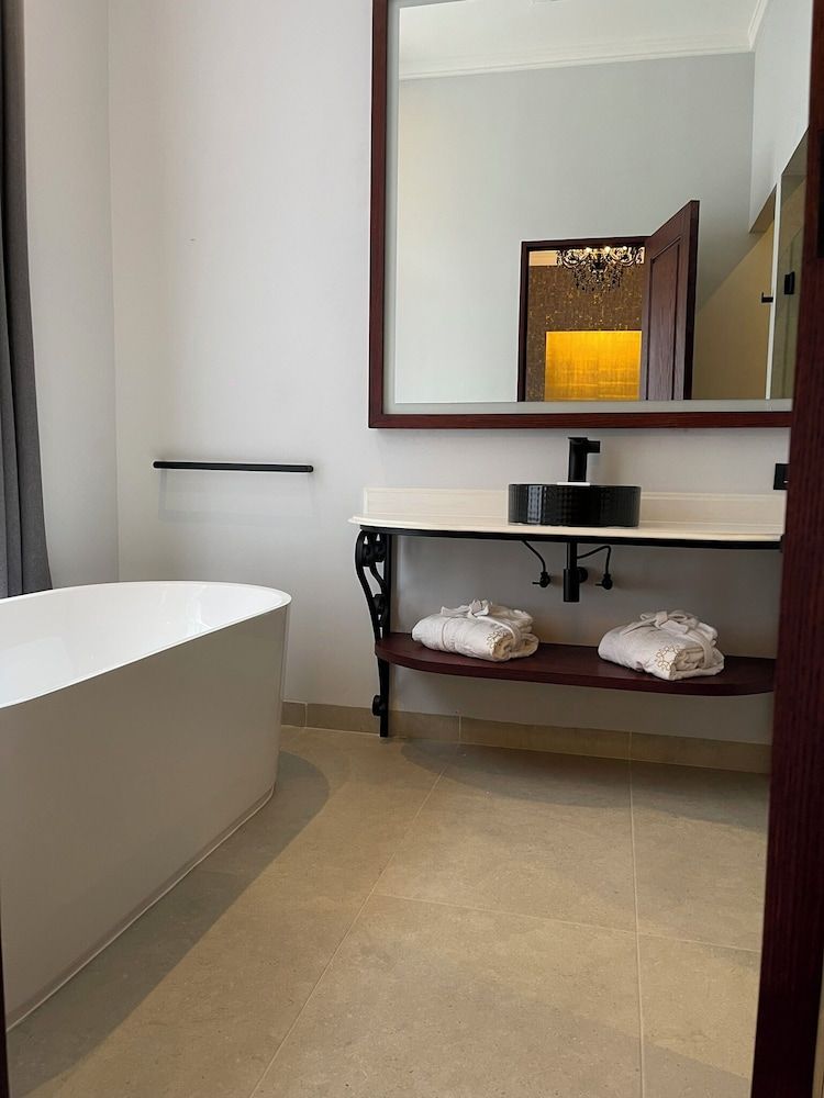 Luxury Room, 1 cama King, Bathtub, vista a la ciudad — 4