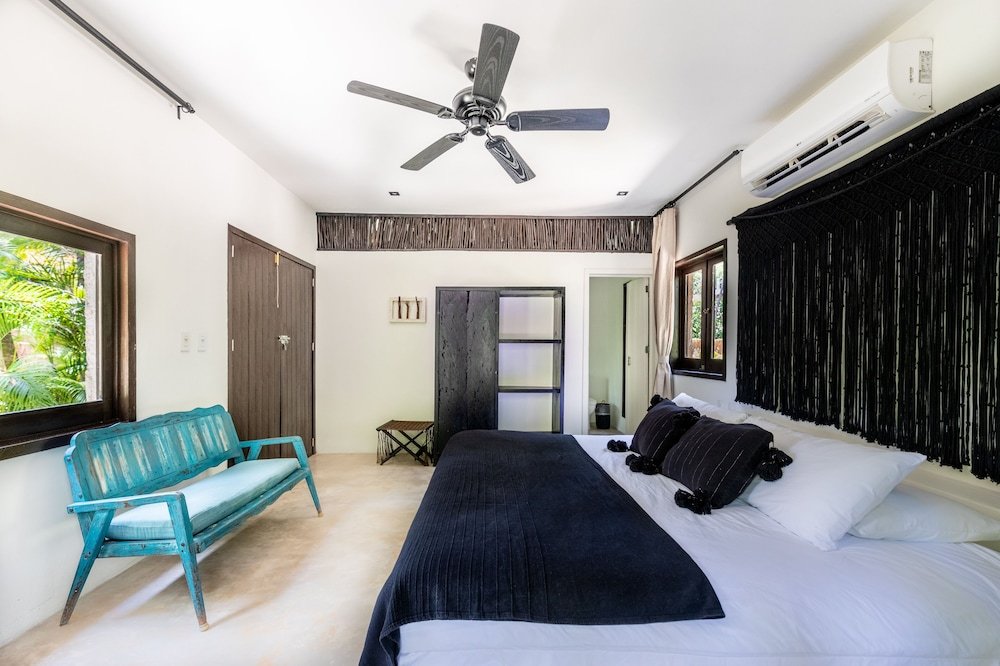 Room, vista al jardín — 2