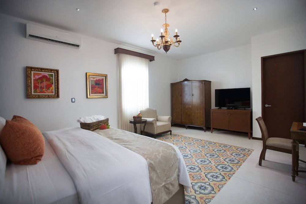 Suite Junior, 1 cama King, vista al jardín, torre — 4