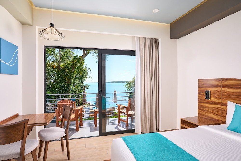 Deluxe King Size Front Lagoon View — 2