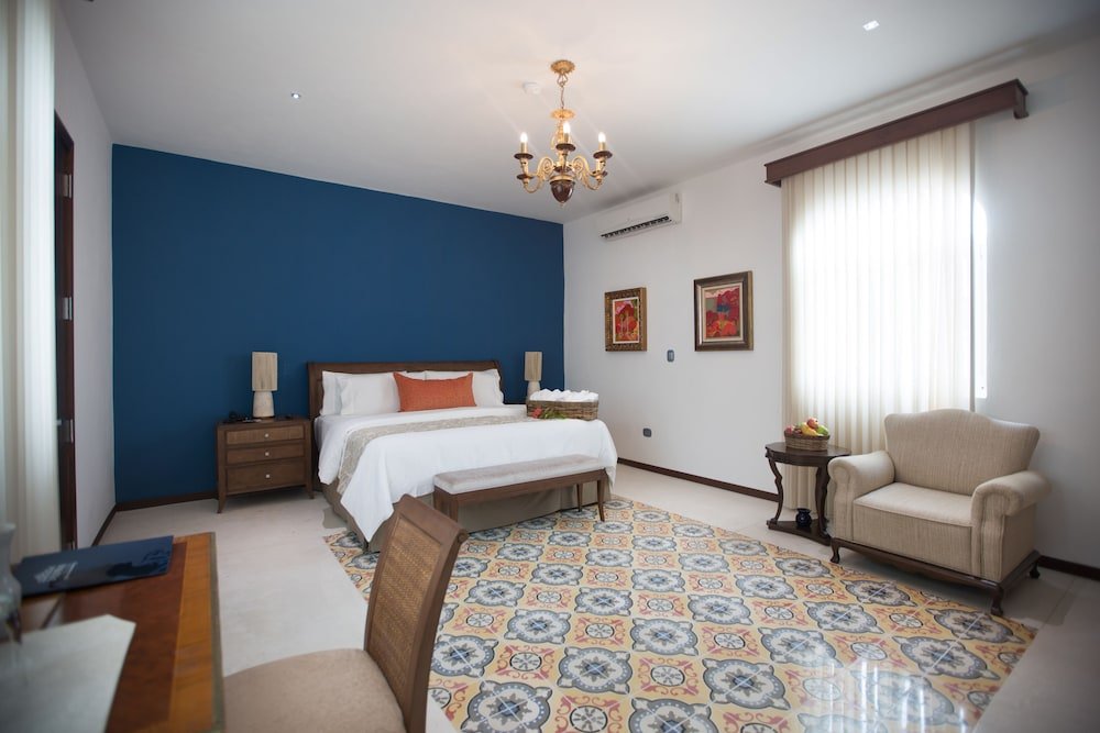 Suite Junior, 1 cama King, vista al jardín, torre — 5