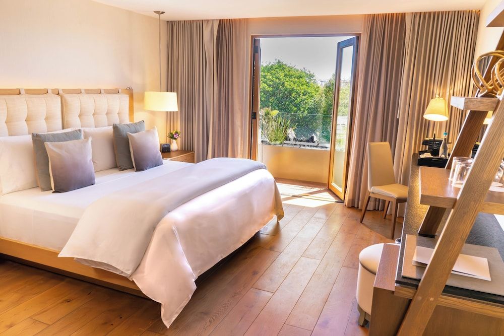 Habitación superior, una cama de matrimonio grande, vistas a la ciudad (Superior balcón) — 2