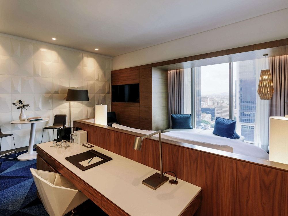 Suite, Club Lounge Access, Executive Level (Prestige. Angel of Independence view) — 2