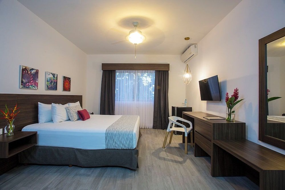 Deluxe Studio Suite, 1 cama King, Hot Tub, vista al jardín — 2