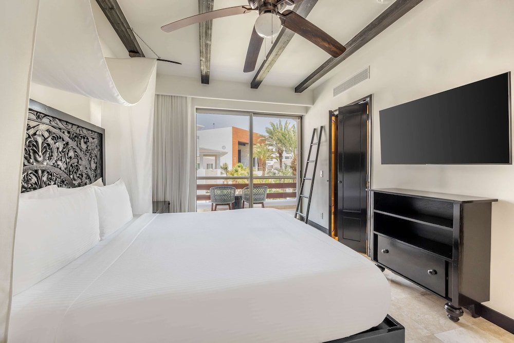 Suite Deluxe de 1 Dormitorio con 1 Cama King y Vista a la Piscina con Balcón — 8