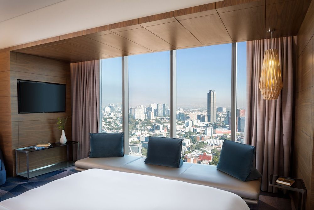 Suite, Club Lounge Access, Executive Level (Prestige. Angel of Independence view) — 3