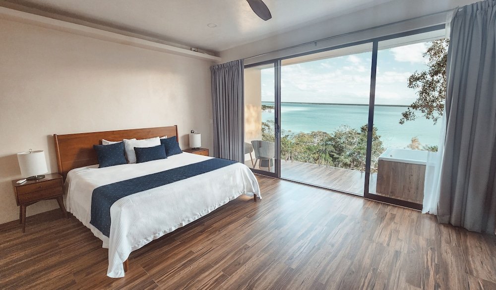 Deluxe Suite, Jetted Tub