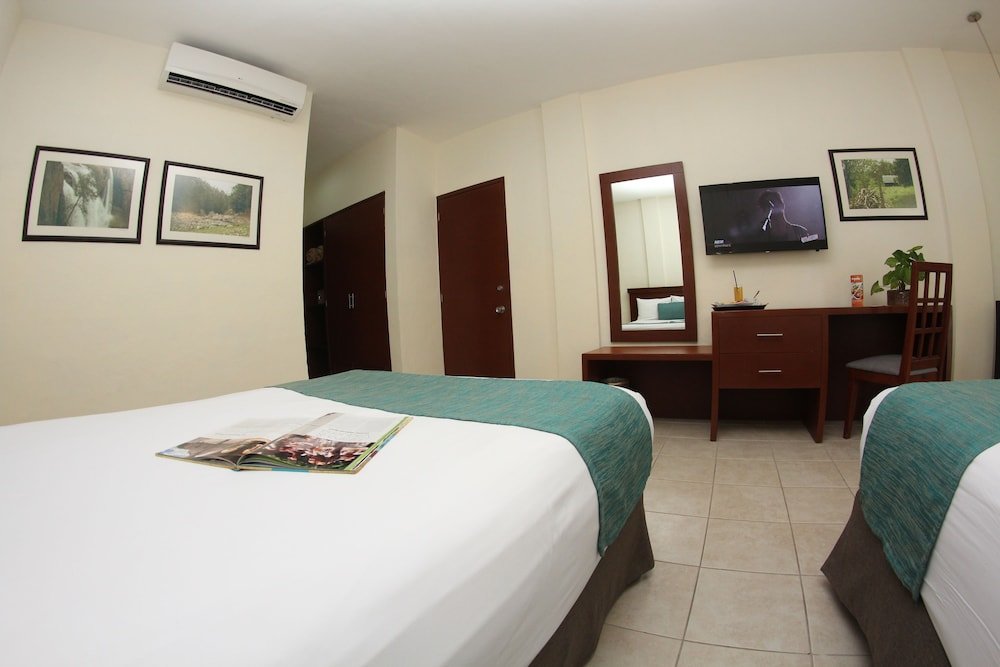 Habitación Estándar, 2 camas dobles, vista a la ciudad — 2
