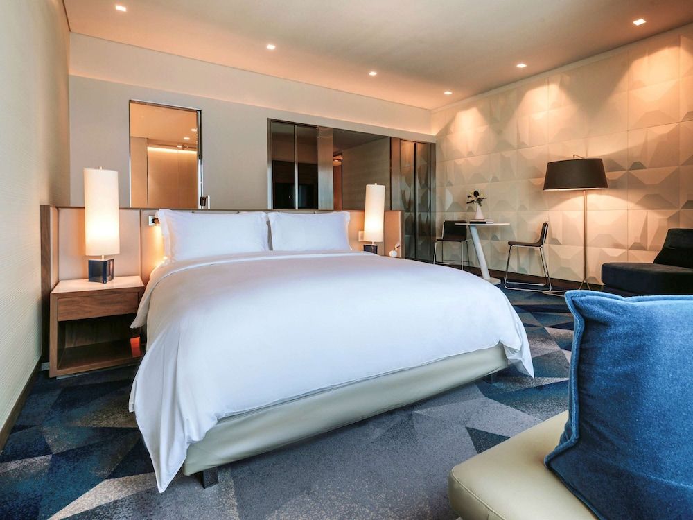 Suite, Club Lounge Access, Executive Level (Prestige. Angel of Independence view)
