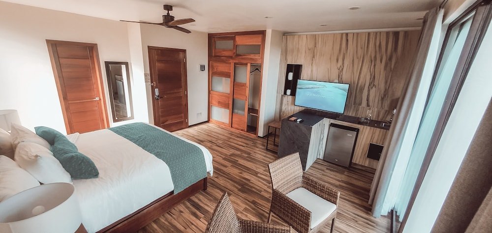 Suite, Lagoon View — 5