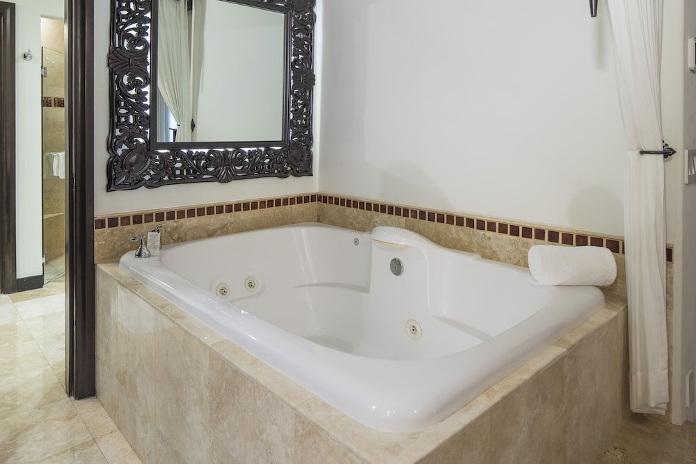 Suite Deluxe de 1 Dormitorio con 1 Cama King y Vista a la Piscina con Balcón — 4