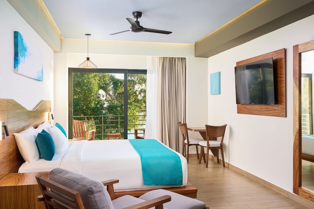 Deluxe King Size Partial Lagoon View — 2
