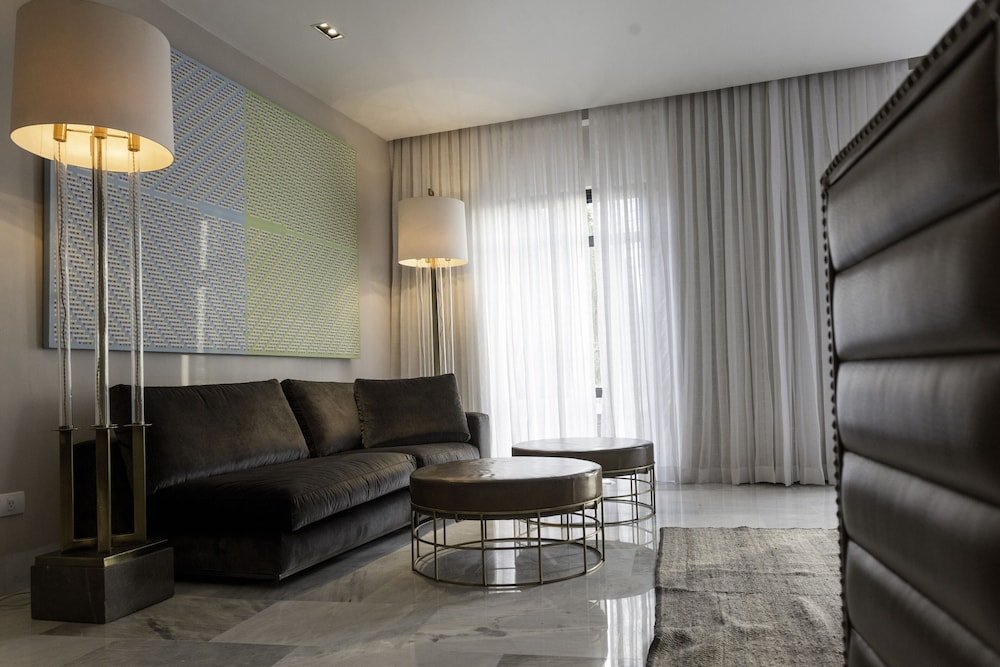 Suite (Owner, C) — 2