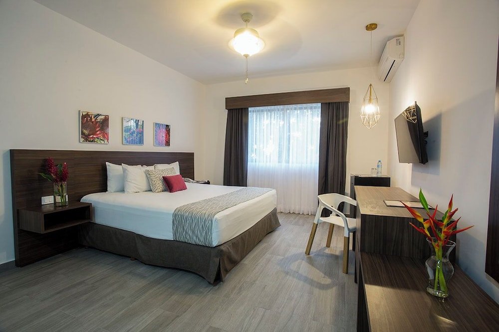 Deluxe Studio Suite, 1 cama King, Hot Tub, vista al jardín — 3