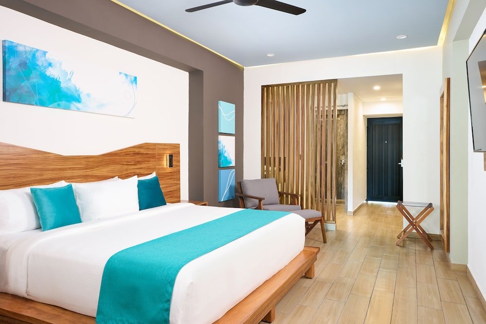Deluxe King Size Partial Lagoon View — 3