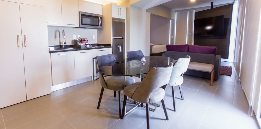 Room, 1 cama Queen, Kitchenette, vista a la ciudad — 3