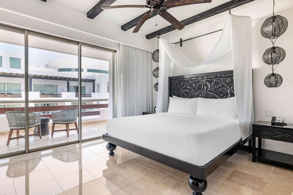 Suite de 1 Dormitorio 1 Rey con Vista al Jardín y Balcón