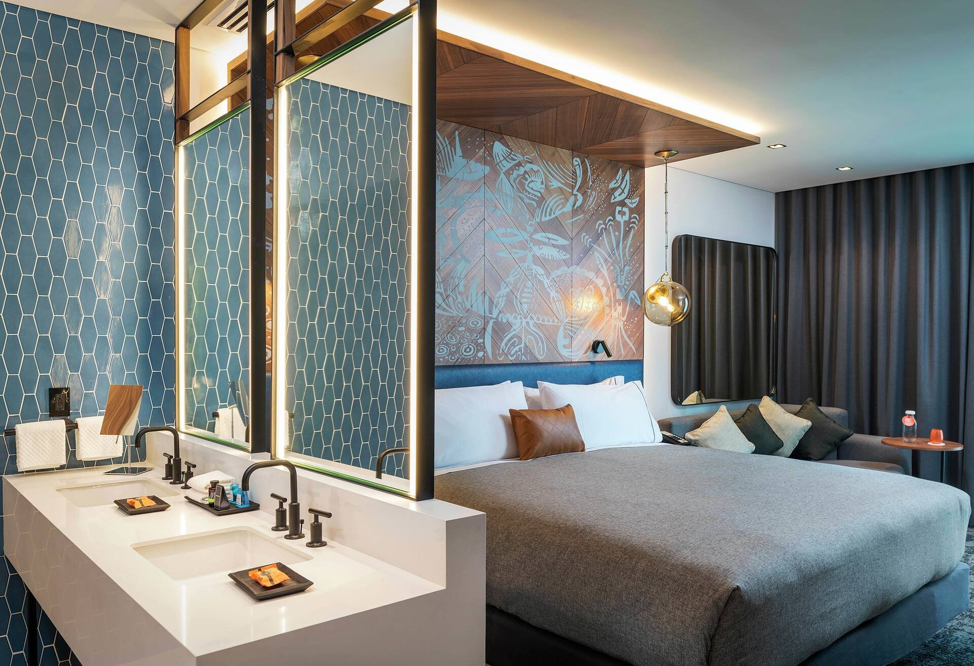 Panoramic View One Bedroom King Suite — 3