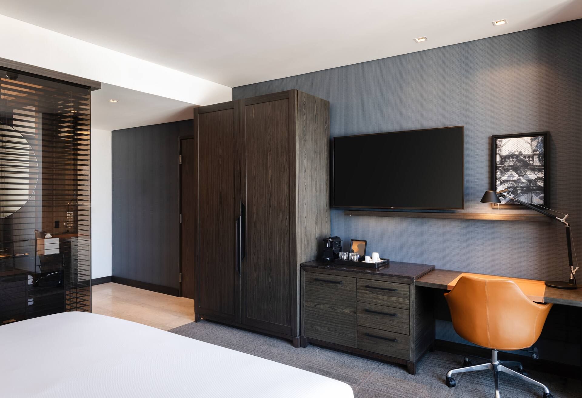 1 cama King Exec Lvl Mobility Access W/ Ri Shwr — 8
